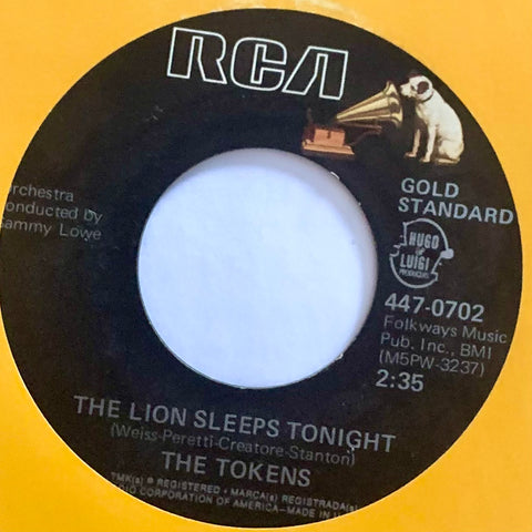 TOKENS, THE - "The Lion Sleeps Tonight" / "B'Wa Nina (Pretty Girl)" [N/A] 7" single. USED